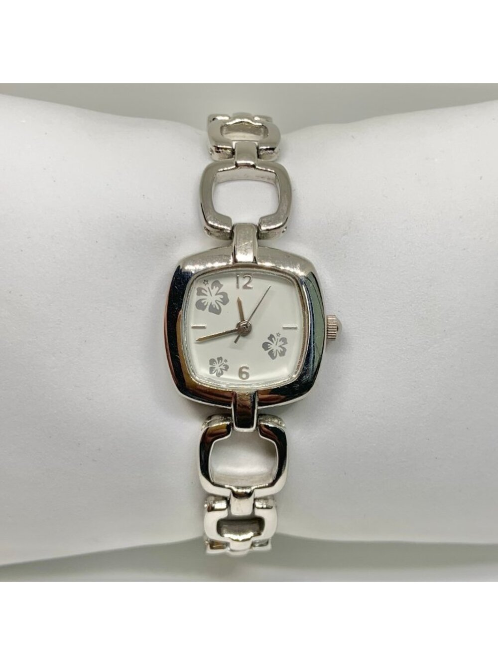 Silver tone floral dial women’s watch 22mm quartz analog links up to 7” running